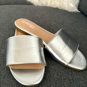 Rouge Helium Silver Sandals